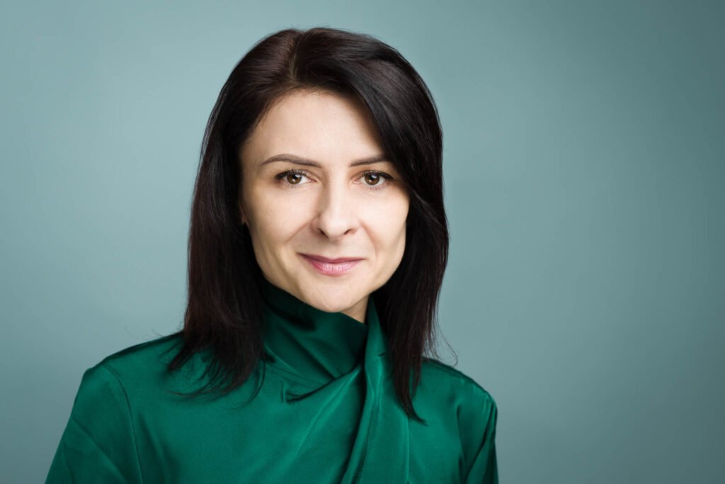 Profesjonalne zdjęcie do CV i strony internetowej – headshot kobiety w biznesowym stroju.