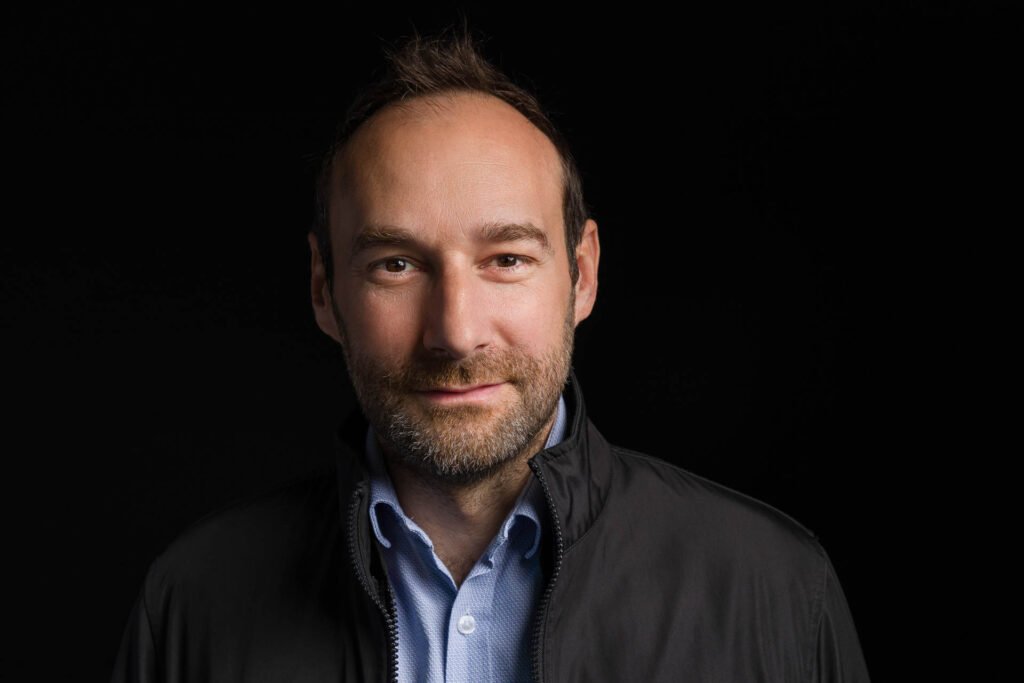 Profesjonalne zdjęcie do CV i strony internetowej – headshot kobiety w biznesowym stroju.