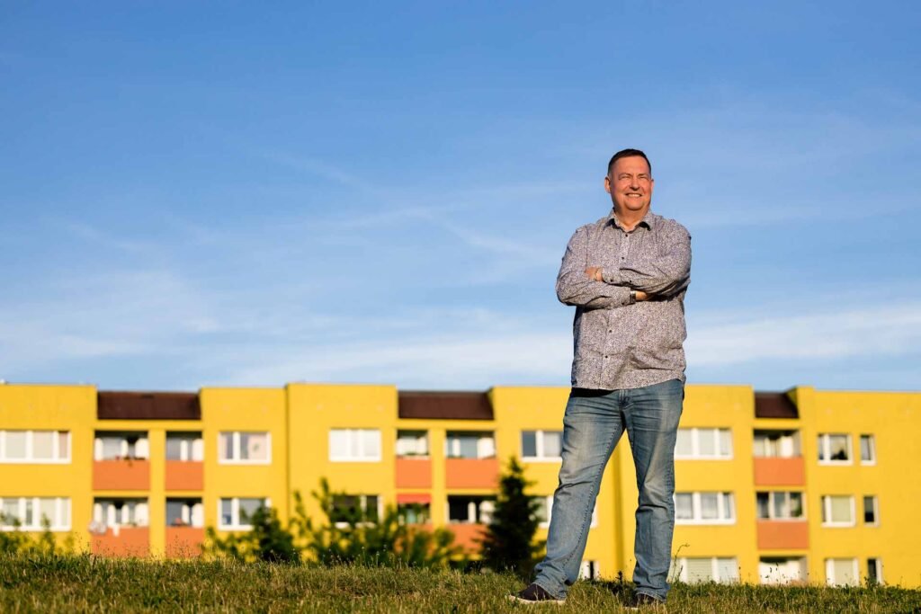 Portret biznesowy kobiety w naturalnym świetle – profesjonalne zdjęcie do CV i LinkedIn.