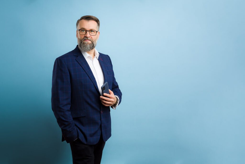 Profesjonalny portret biznesowy menedżera w garniturze – idealne zdjęcie do strony firmowej i LinkedIn.