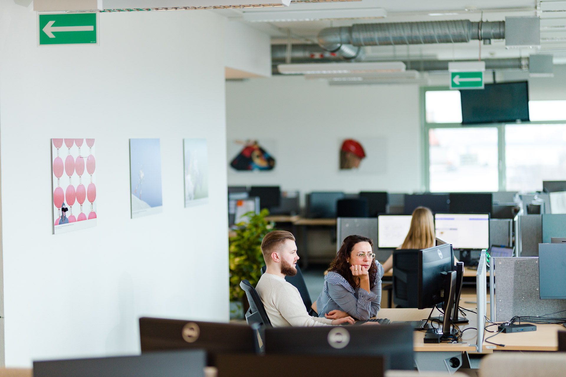 Dwie osoby rozmawiające przy komputerze w biurze podczas sesji biznesowej dla LSEG