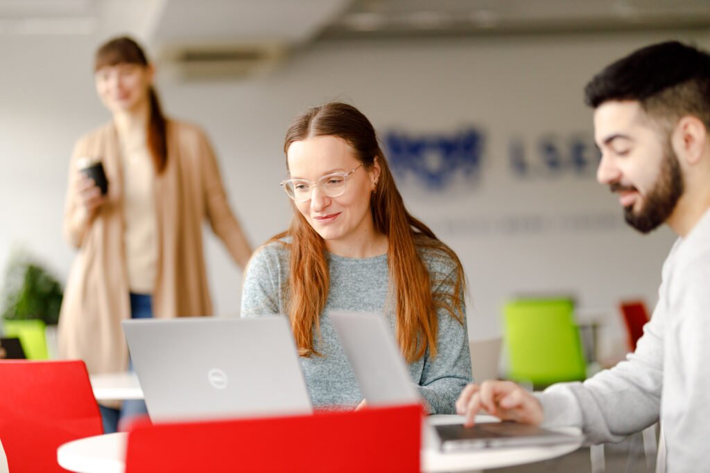 Pracownicy LSEG przy komputerach w biurze – sesja brandingowa, casualowa atmosfera pracy