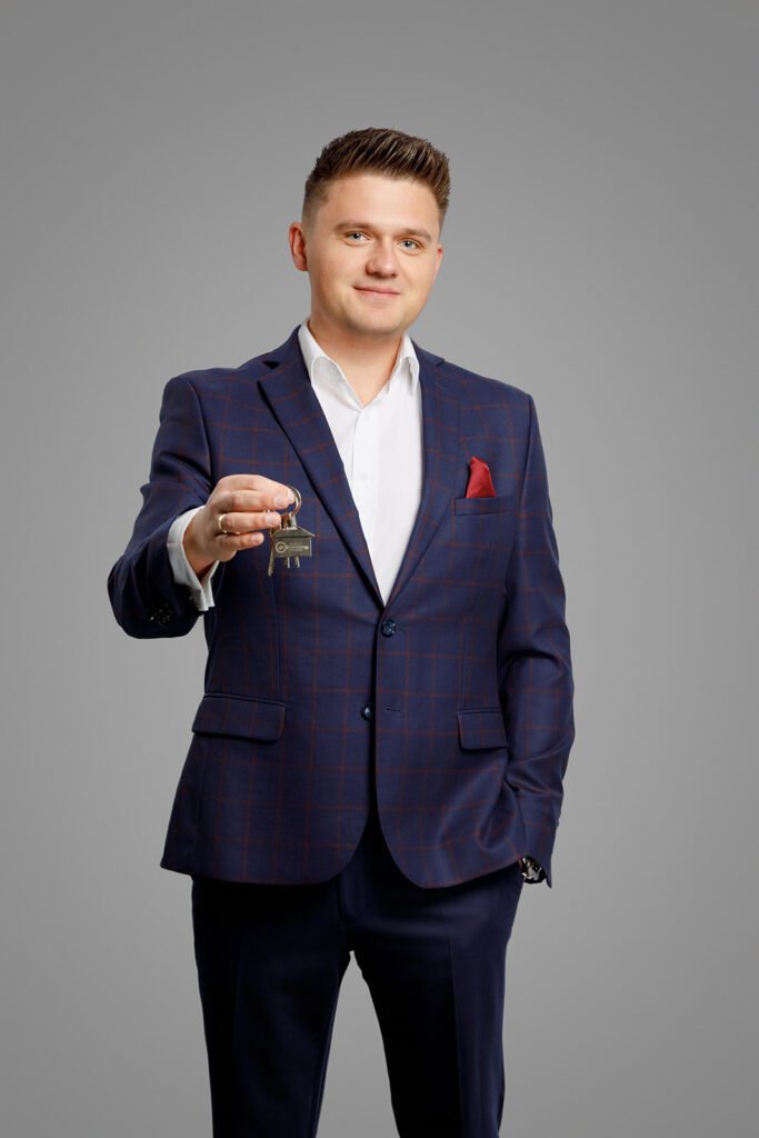 Elegancki mężczyzna w dopasowanym garniturze podczas profesjonalnej sesji portretowej