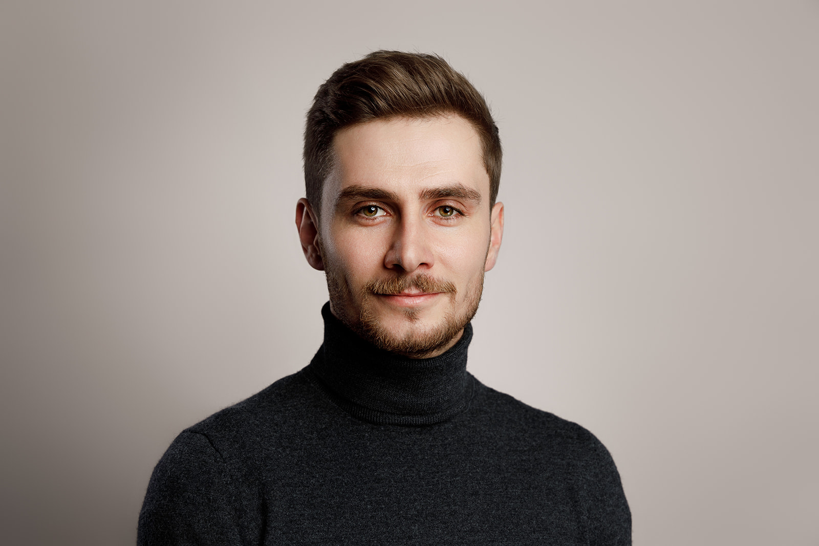 Minimalistyczny portret mężczyzny w ciemnym stroju – studio Elegancki portret mężczyzny w ciemnym ubraniu, wykonany w studiu – uwaga skupiona na twarzy i wyrazie