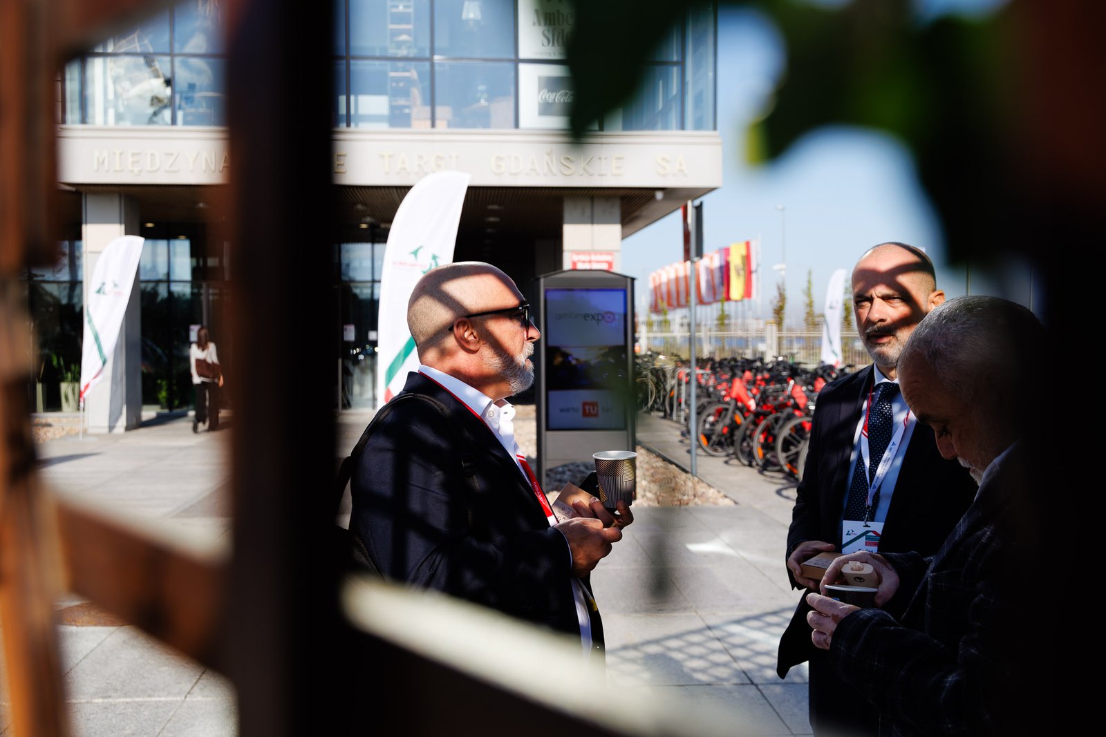 Uczestnicy konferencji rozmawiają i nawiązują kontakty przed wejściem do AmberExpo w Gdańsku