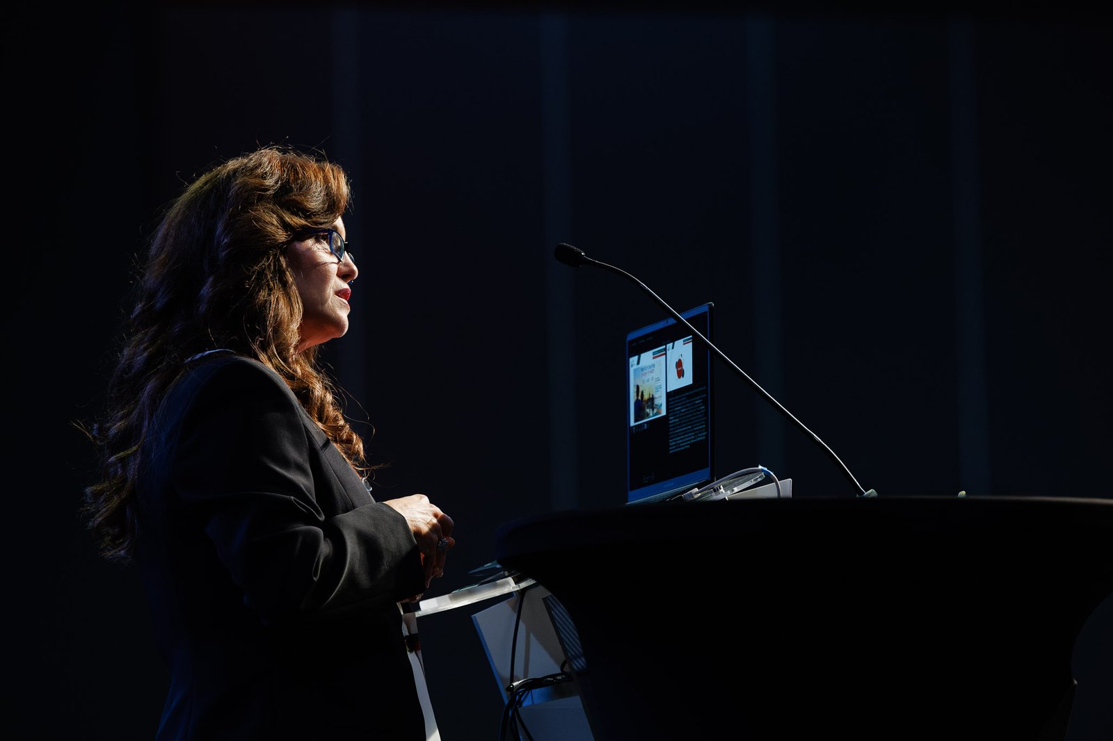 Dr Anastasia Liossatou wygłasza przemówienie otwierające konferencję w AmberExpo w Gdańsku