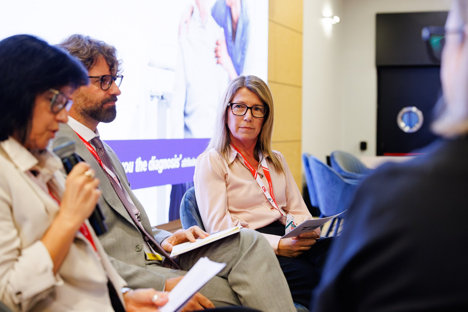 Uczestnicy panelu dyskusyjnego rozmawiają na scenie podczas konferencji w AmberExpo w Gdańsku