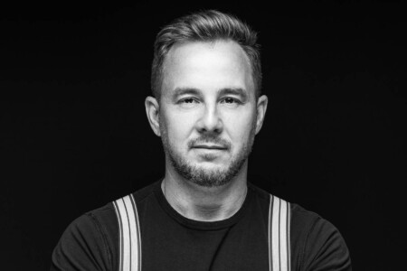 Portret biznesowy podkreślający energię i pewność siebie – idealny dla przedsiębiorców i liderów.