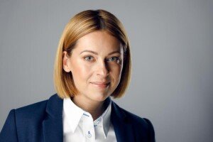 Portret biznesowy dynamicznego przedsiębiorcy – profesjonalne zdjęcie dla liderów branży.