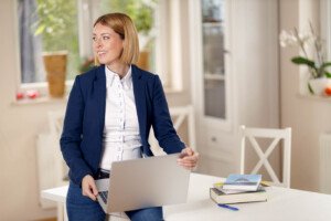 Portret biznesowy dynamicznego przedsiębiorcy – profesjonalne zdjęcie dla liderów branży.
